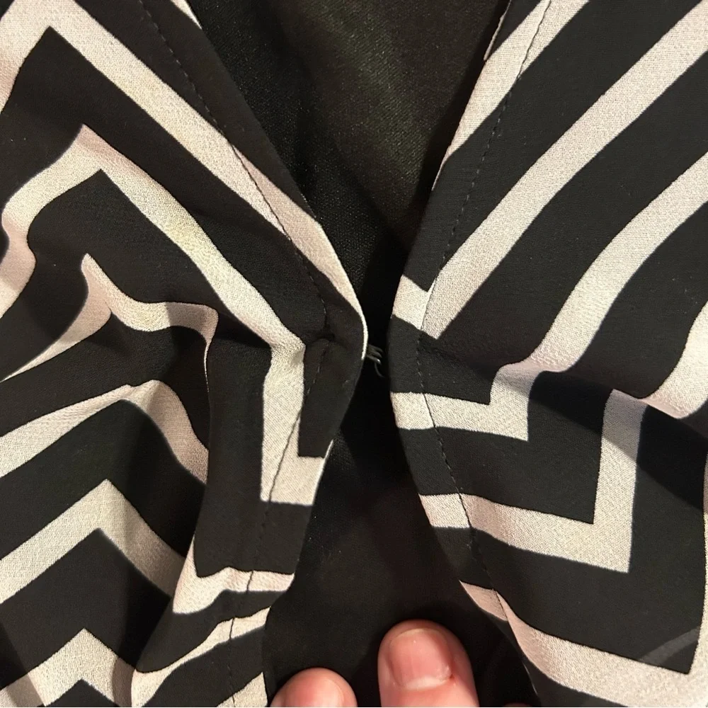 Express Women’s Black and White Chevron Dress Size Medium - Picture 4 of 6